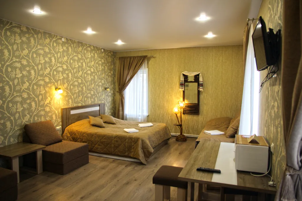 Студия возле Ипатьевского монастыря с видом на речку