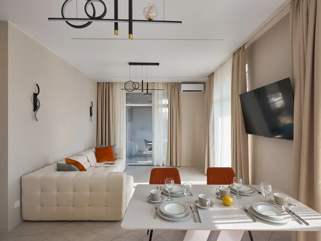 Современная, новая квартира с видом на горы