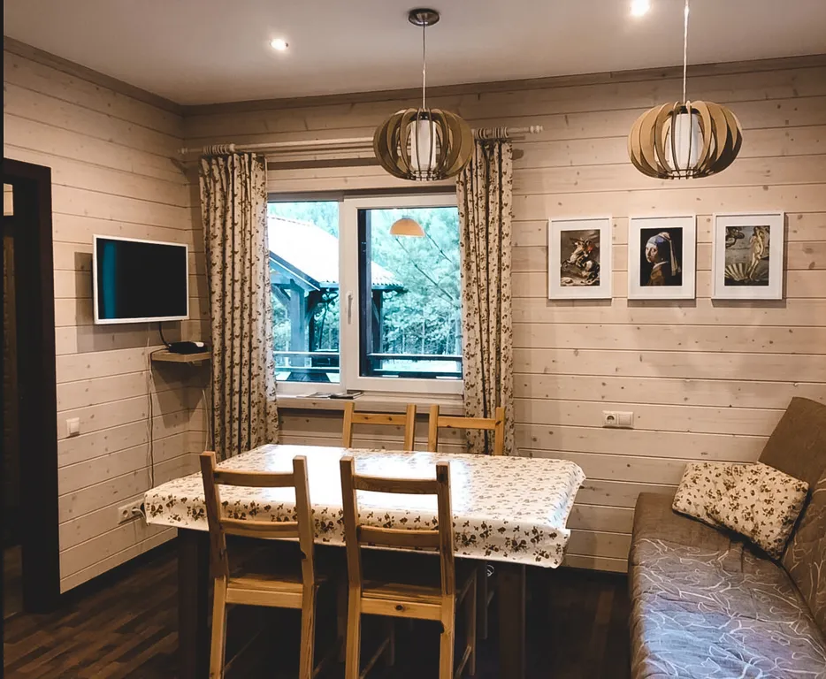 Дом в окружении соснового леса