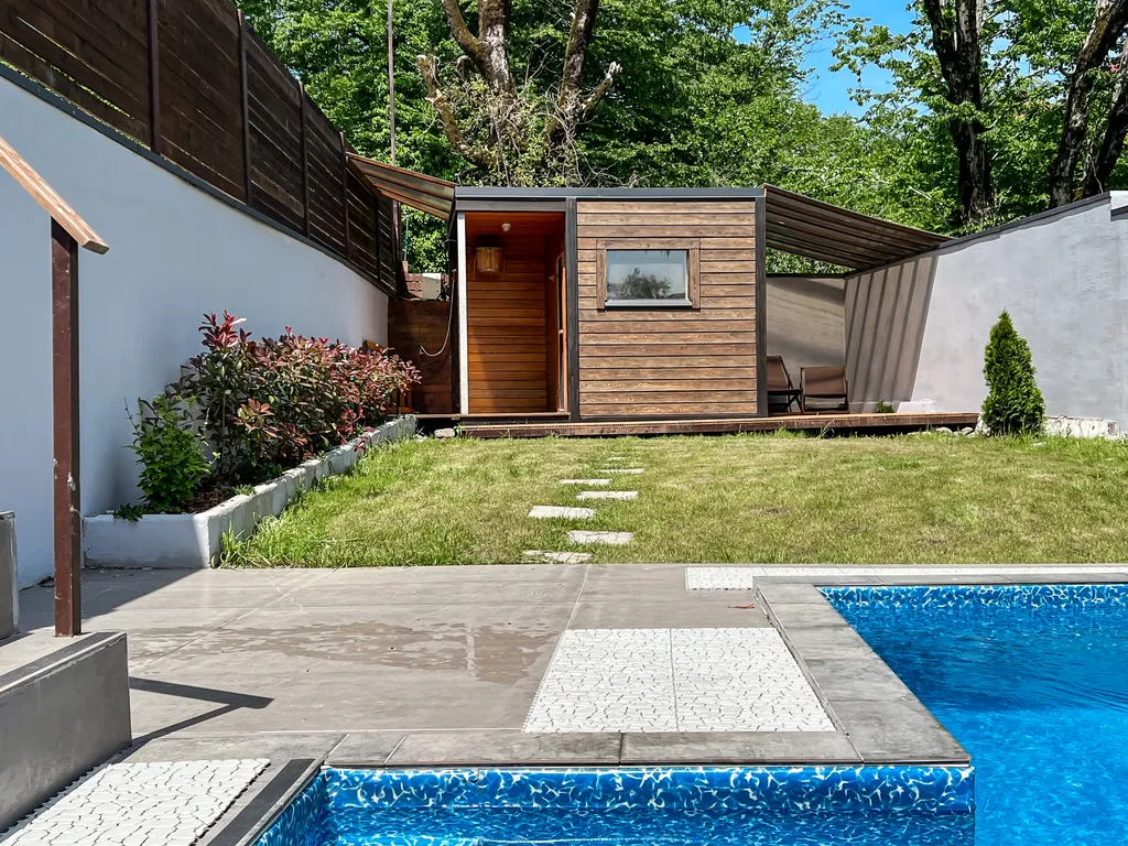 Новый современный дом с теплым бассейном и сауной