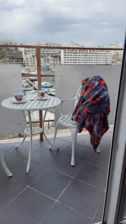 Студия на причале с видом на яхты  и чаек