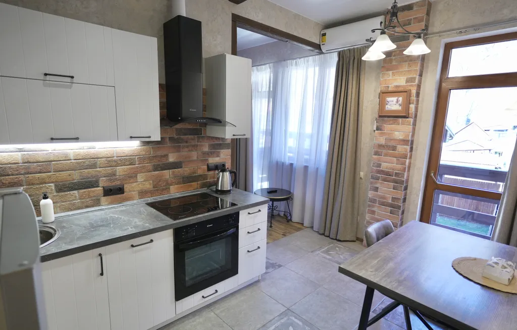 Стильный апартамент с выделенной спальней в центре