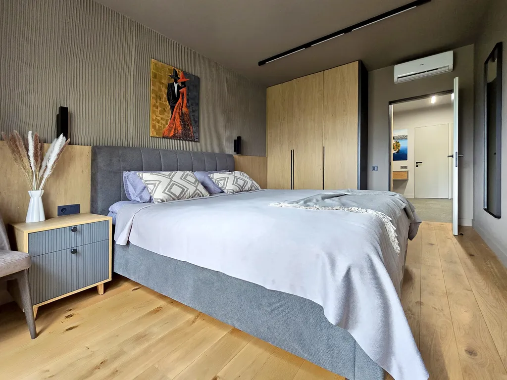 Новый дизайнерский 2-х уровневый апартамент в тихом центре