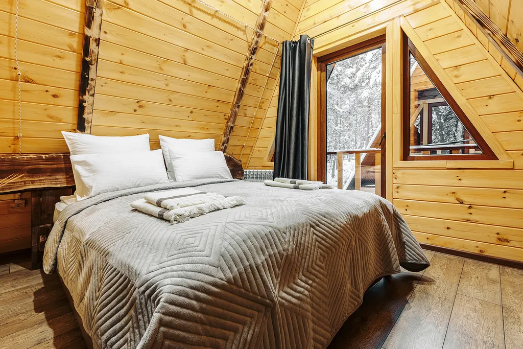 Коттедж в лесу с бассейном