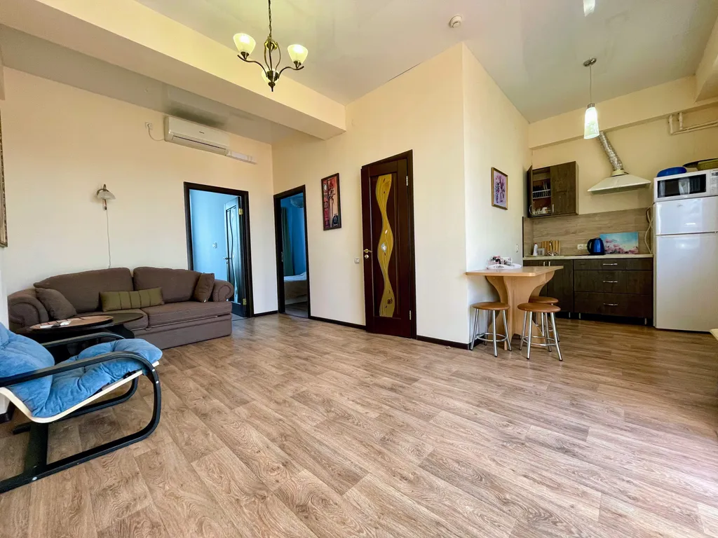 Апартамент с террасой и бассейном