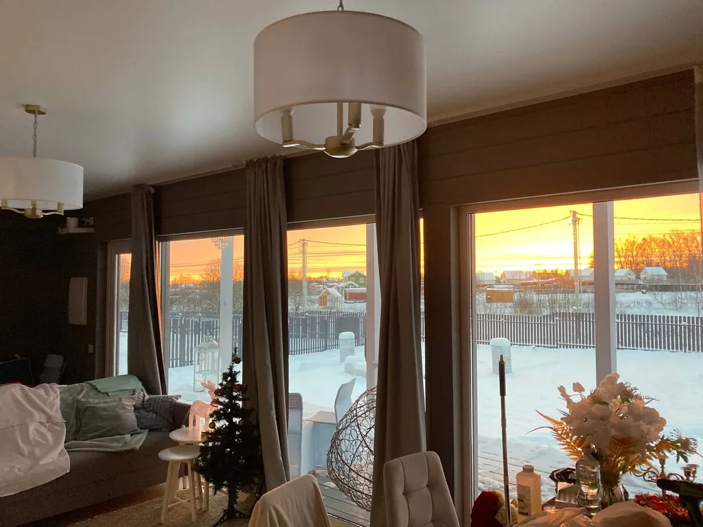 Grey House с дикими зайцами