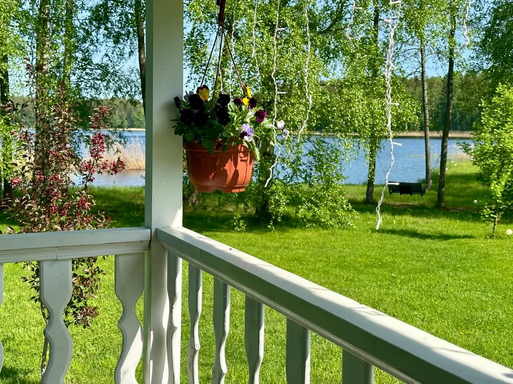 Дом на берегу озера