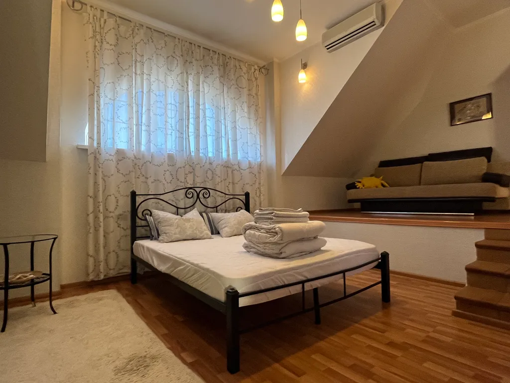 Коттедж в саду