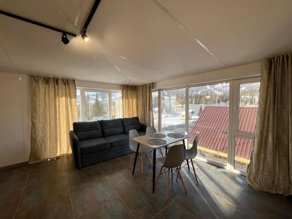 Квартира Комната с панорамными окнами с видом на горы — Шерегеш