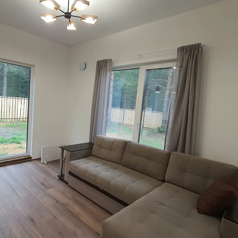 Домик под соснами