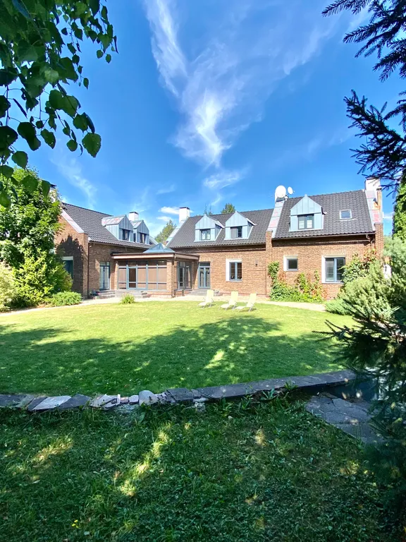 Вилла с круглым бассейном