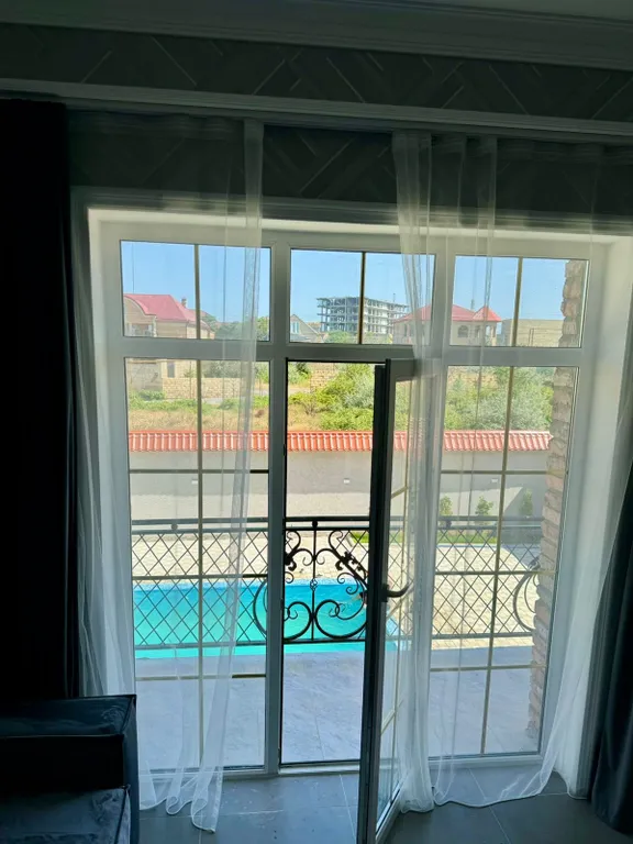 Квартира с бассейном у берега моря