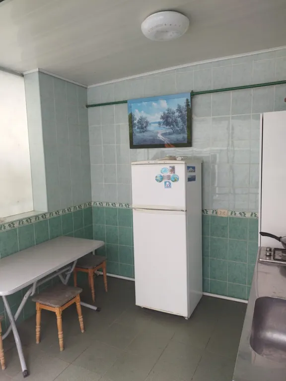 Часть дома с зелёной зоной отдыха во дворе и летней кухней