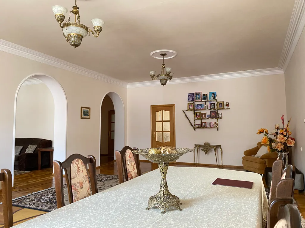 Большой уютный загородный дом с садом