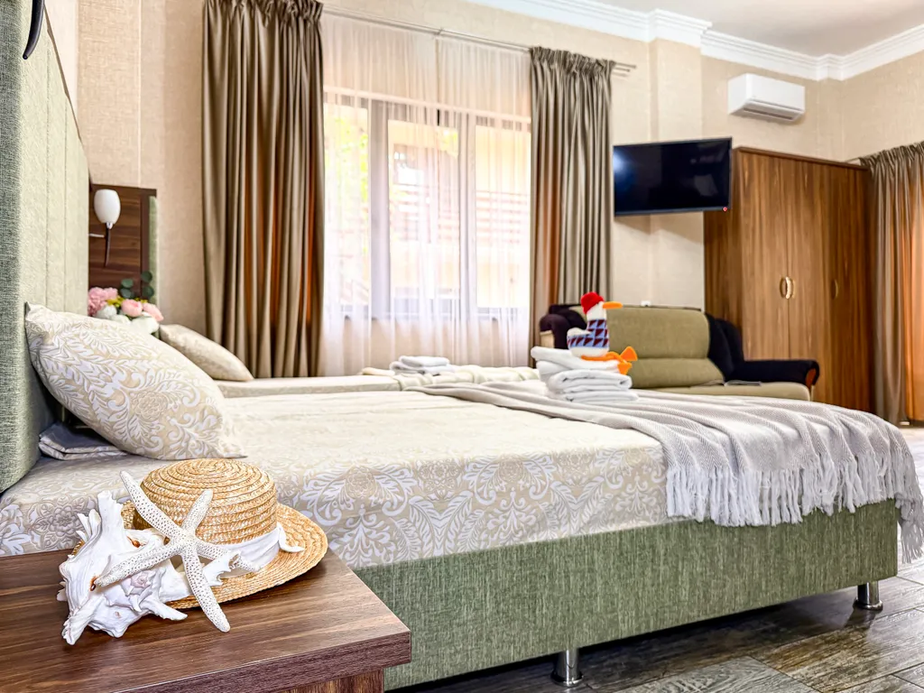 Номер на 4 человек с кухней на 1 этаже в центре, в 7 минутах до моря