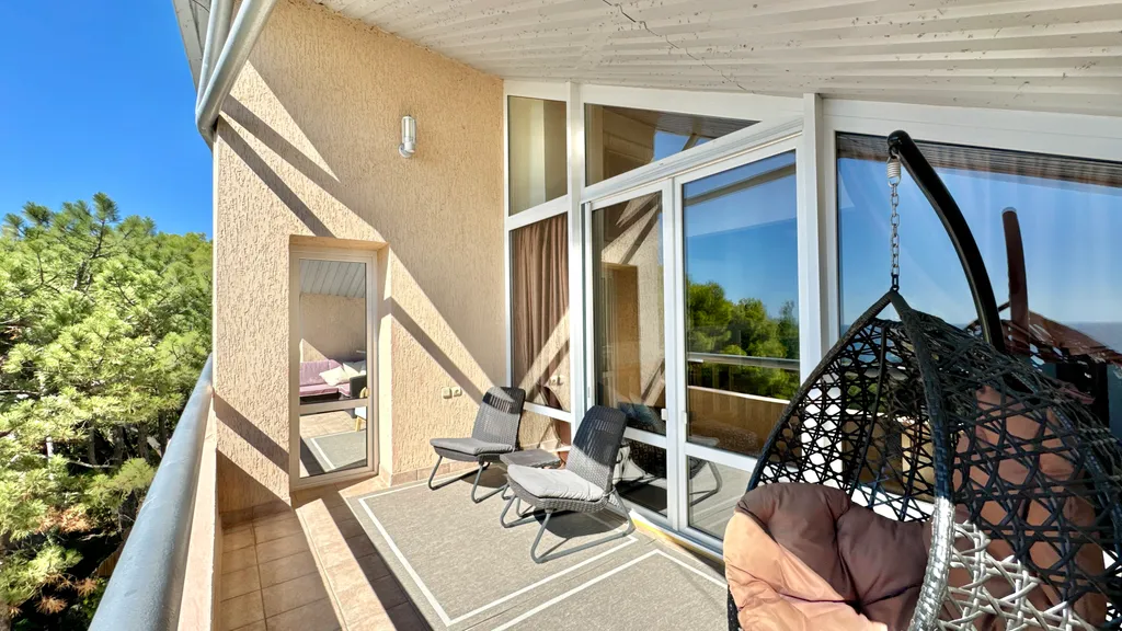 Дом у моря с личным парком, бассейном и сауной