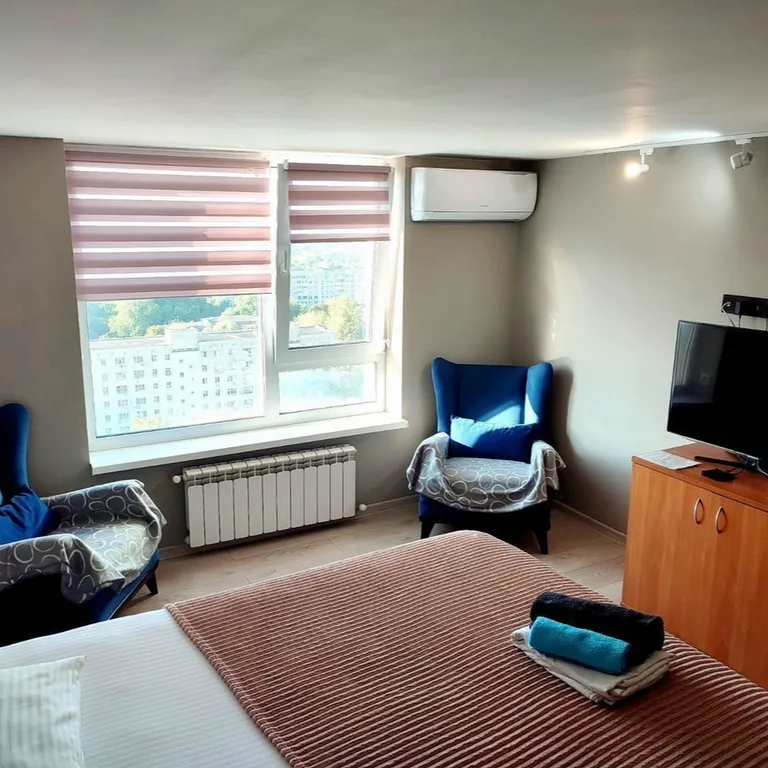 Cтильнaя студия c видом нa гopод и горы