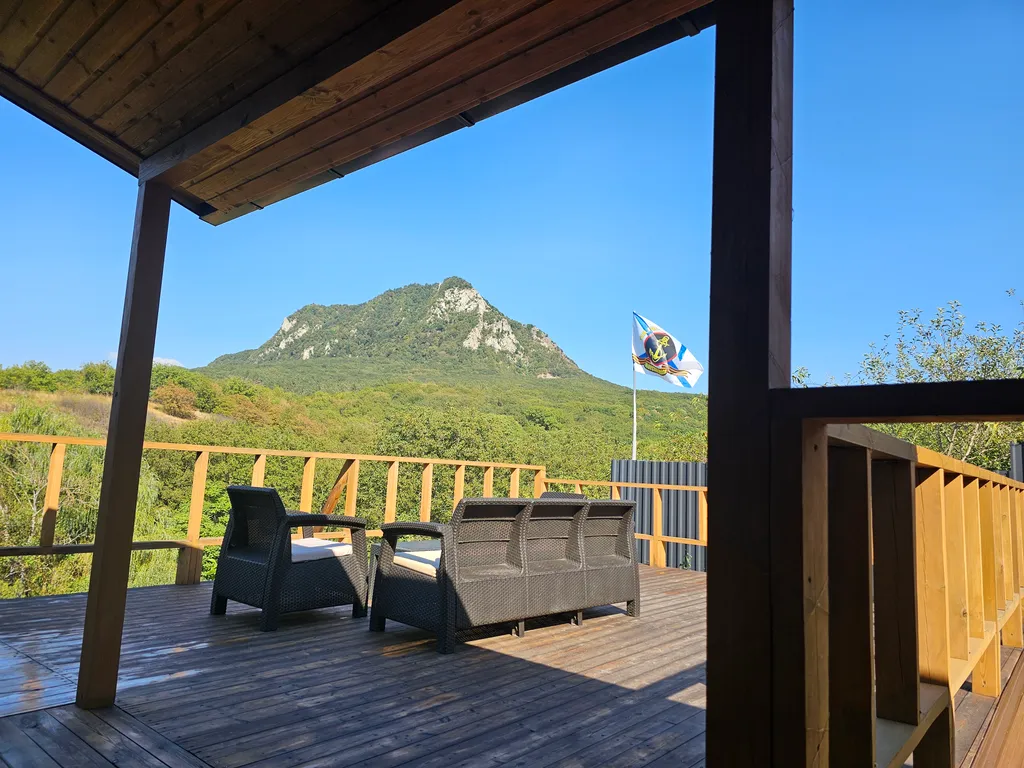 Уютный эко-дом у горы