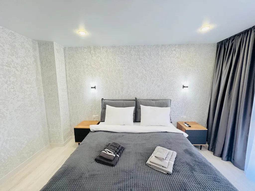 Двухуровневая трёхкомнатная квартира с балконом и бассейном