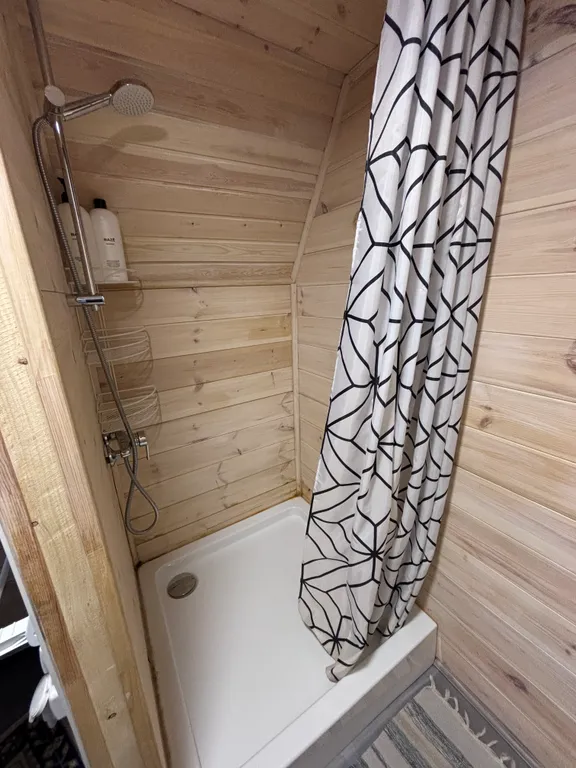 Дом в окружении гор