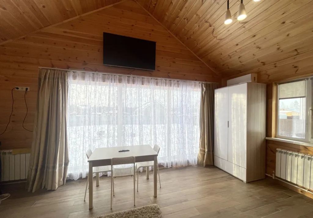 Уютный дом у леса и озера