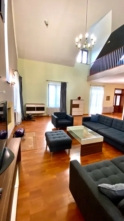 Вилла с квадратным бассейном