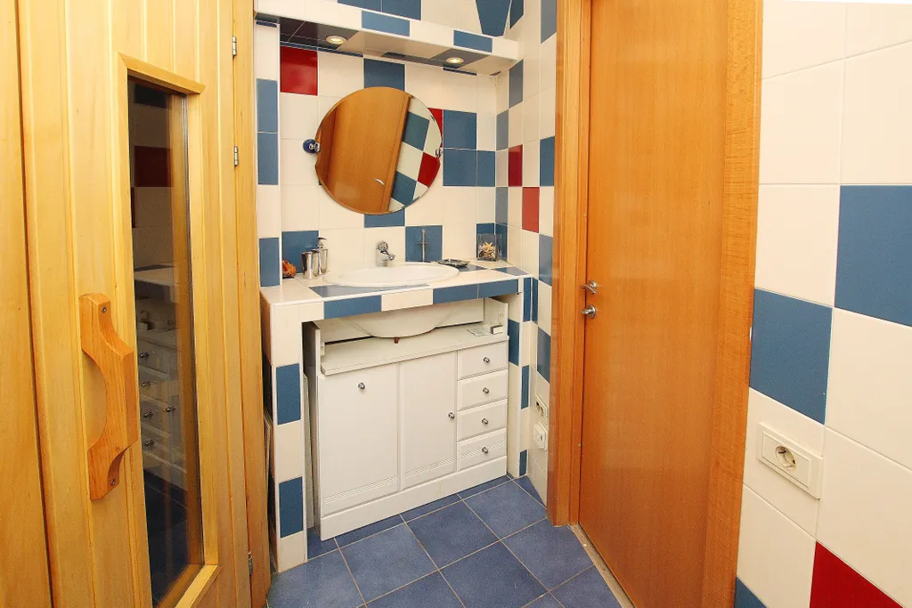 Эксклюзивные евро-апартаменты с сауной на площади Революции