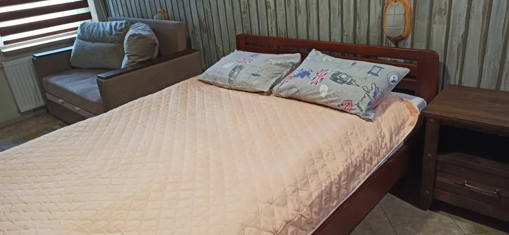 Двухместный номер с двуспальной кроватью и диваном