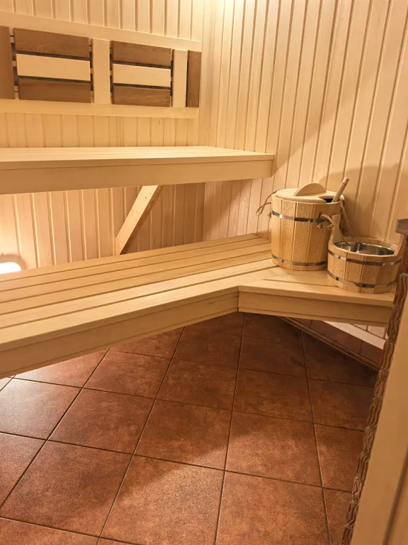 Дом на берегу реки с баней на дровах