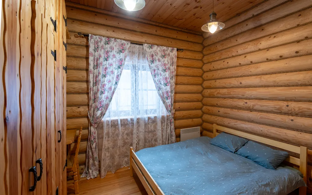 Большой деревянный коттедж рядом с озером и лесом