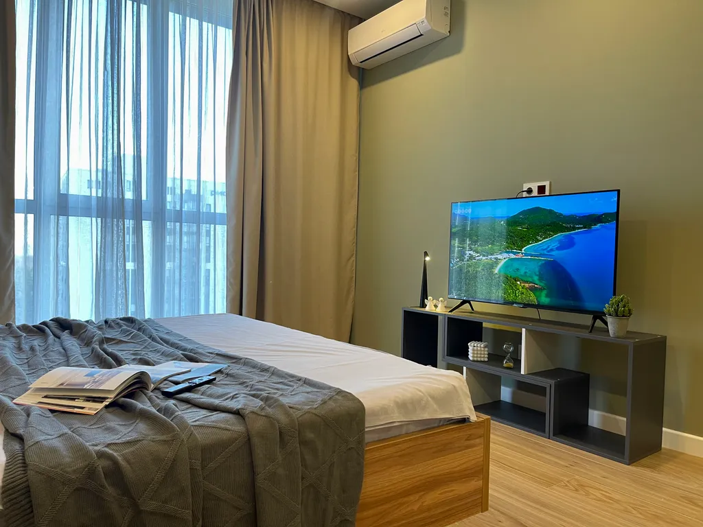 Новая квартира с кроватью возле панорамного окна, высокий этаж — аренда посуточно в Пенза