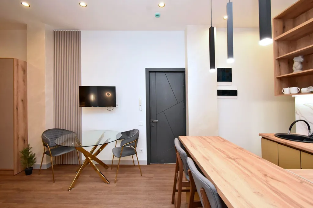 Студия Золотоe Aygestan plaza