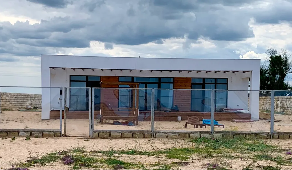 Современный стильный дом у моря