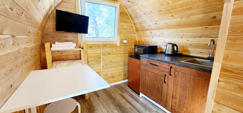 Уютный кемпинг с видом на лес