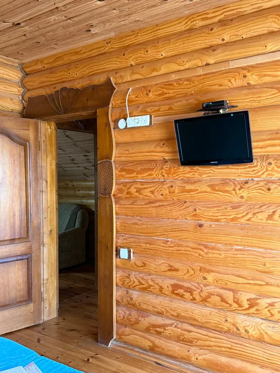 Деревянный домик возле моря