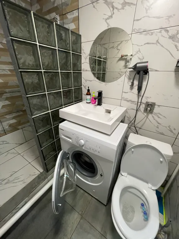 Двухкомнатная квартира на площади Революции