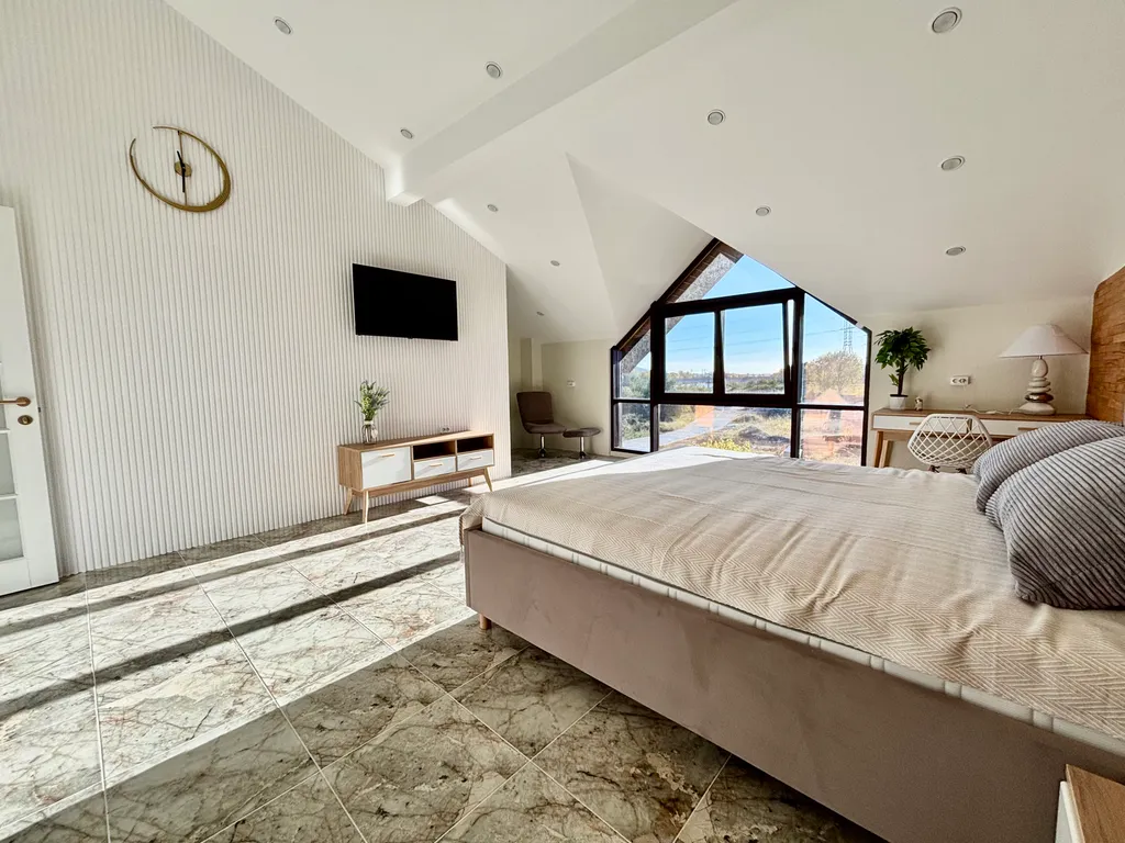 Кругозор туан-хаус с видом на реку