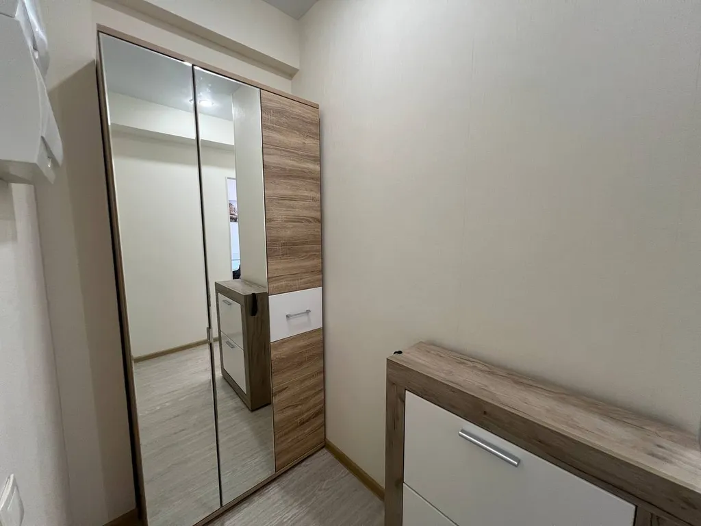 Апартамент с просторной спальней и выделенной кухонной зоной