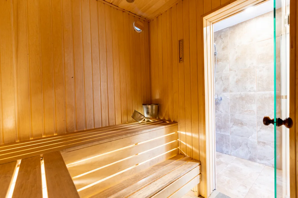 Уютный дом возле леса