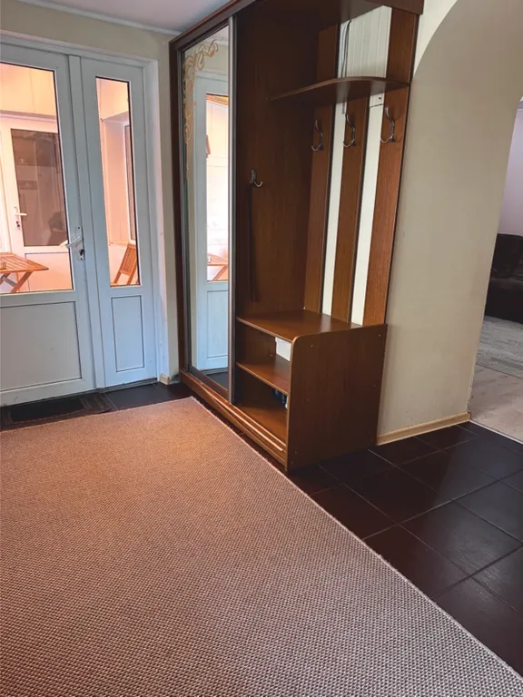 Уютный дом с отдельным двором, зоной барбекю и парковочным местом