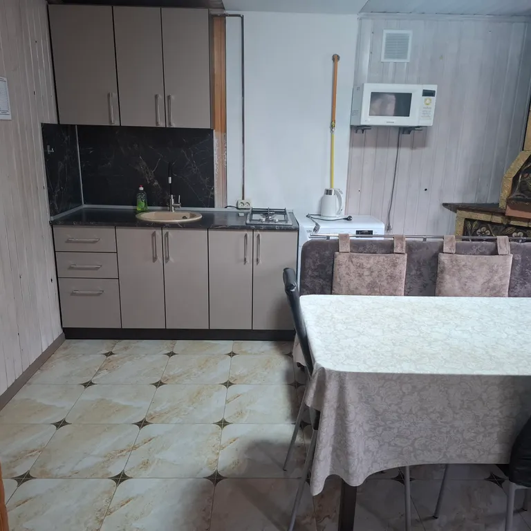 Домик у реки Дах с видом на горы