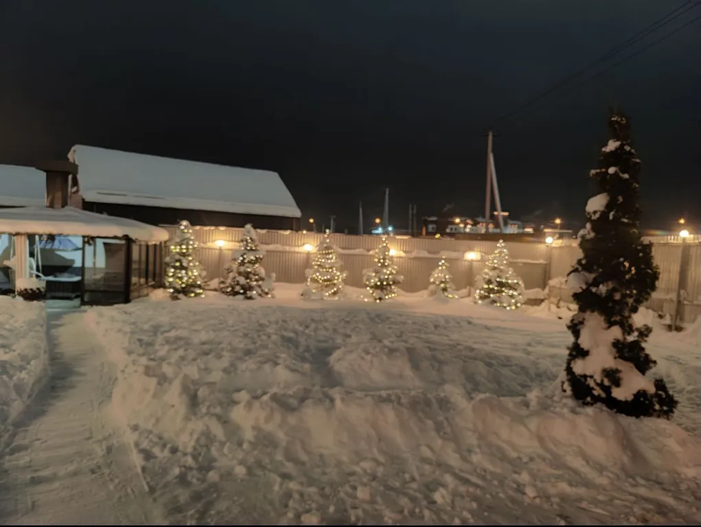 Современный дом с уличной подогреваемой купелью и сауной