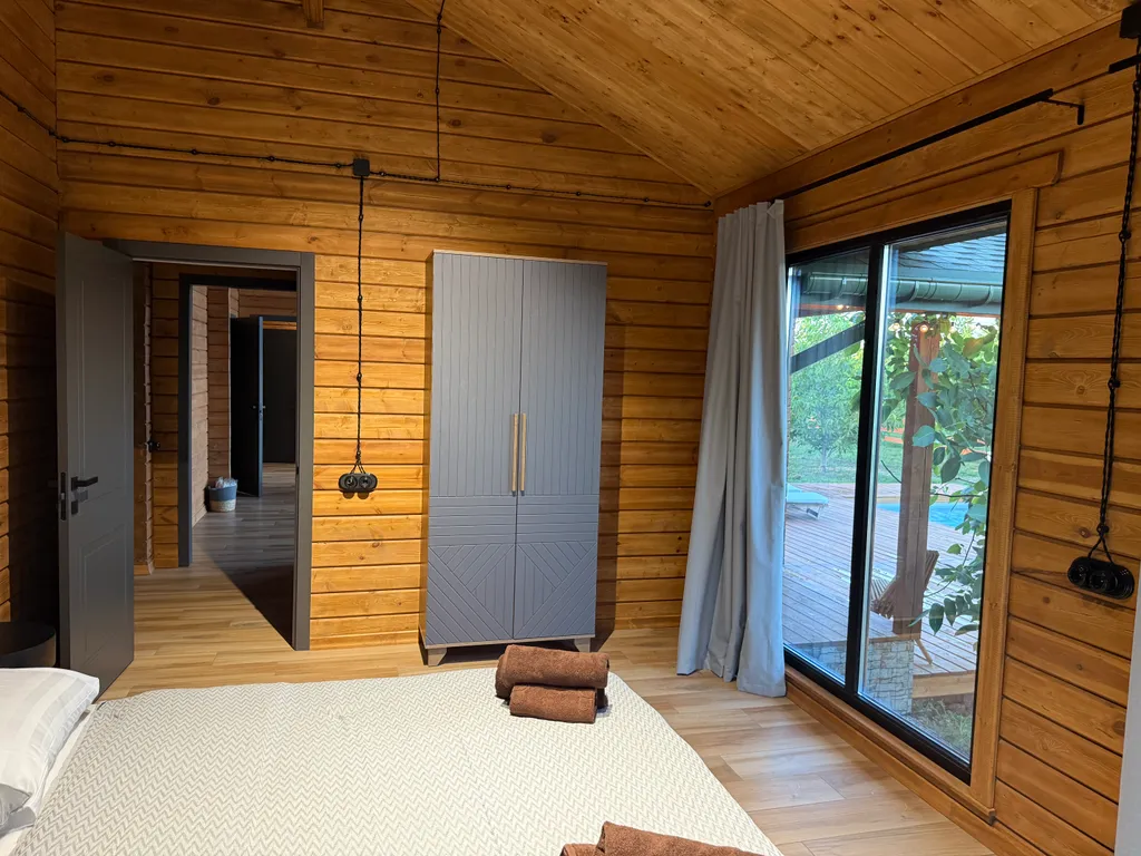 Дом-шале с теплым бассейном и террасой