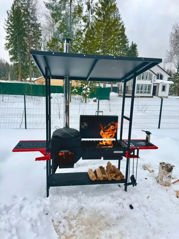 Уютный дом с панорамными окнами и видом на лес