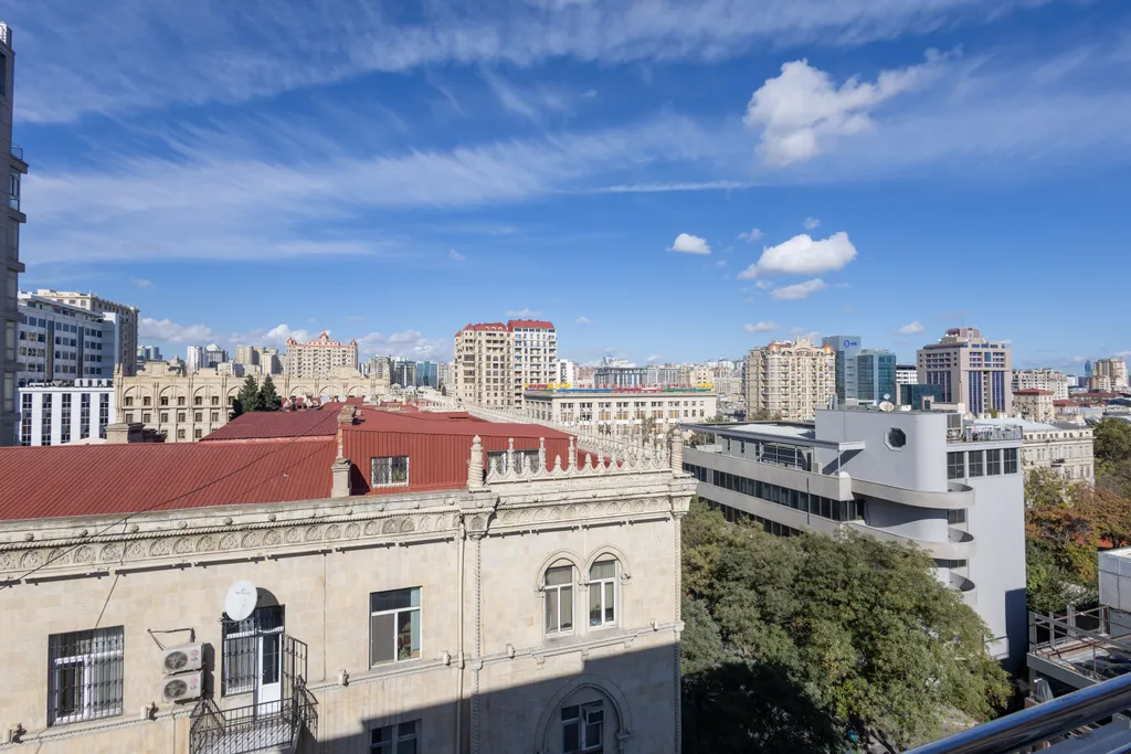 Апартаменты с видом на торговую улицу