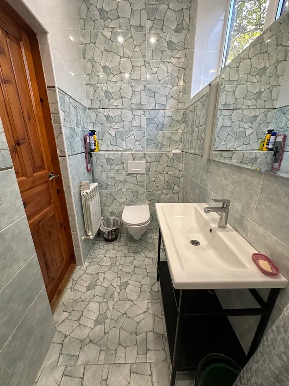 Комната с отдельным входом в частном доме и гостевая кухня