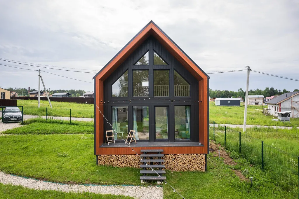 Яркий коттедж с панорамным видом на лес рядом с баней