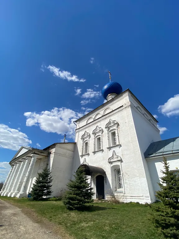 Красивый уютный бревенчатый дом с камином и видом на реку и церковь