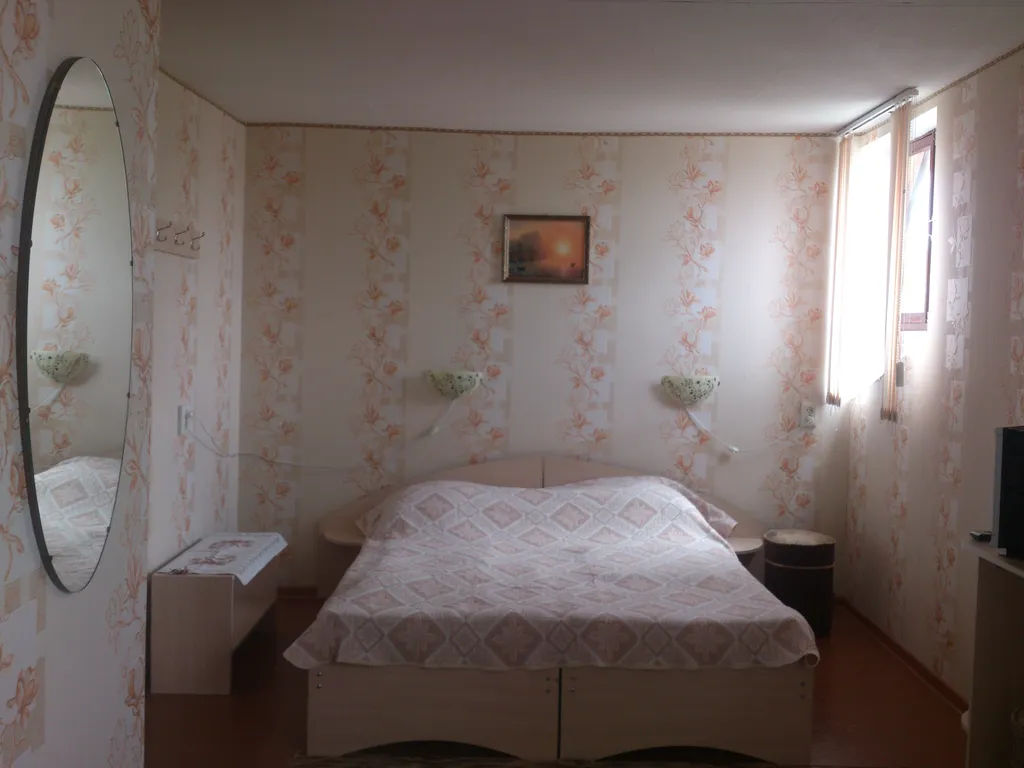 Просторная комната с кондиционером в частном доме