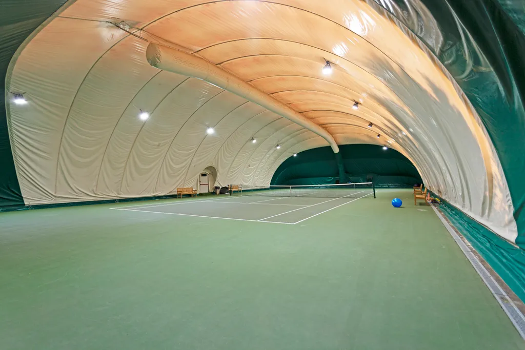 Дом с сауной и теннисными кортами